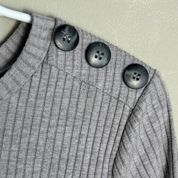 Paraphrase Women's Short Sleeve‎ Gray Ribbed T-Shirt Stretch Button Accents - Picture 4 of 10
